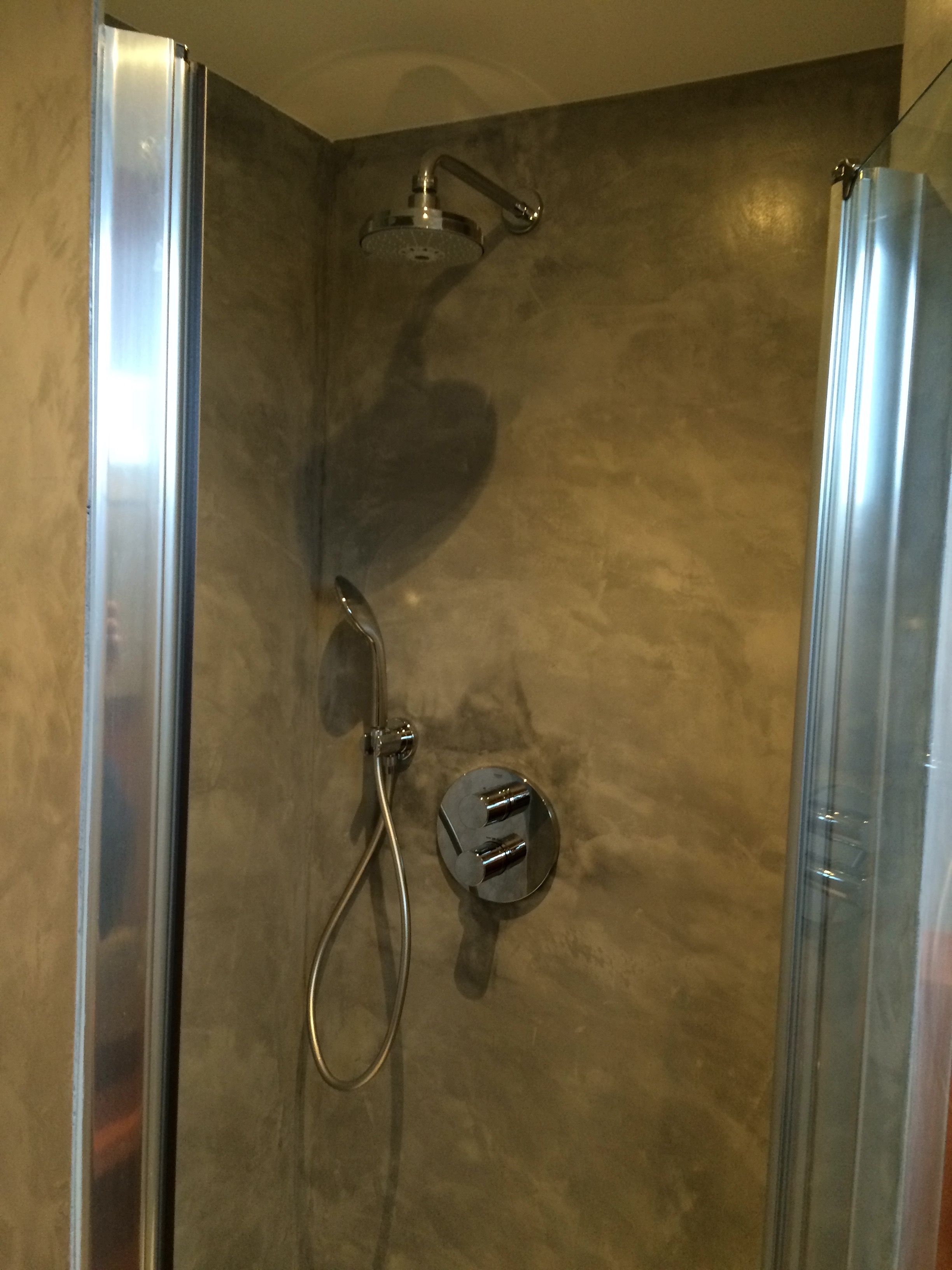 Badkamer met cement art (stucwerk)