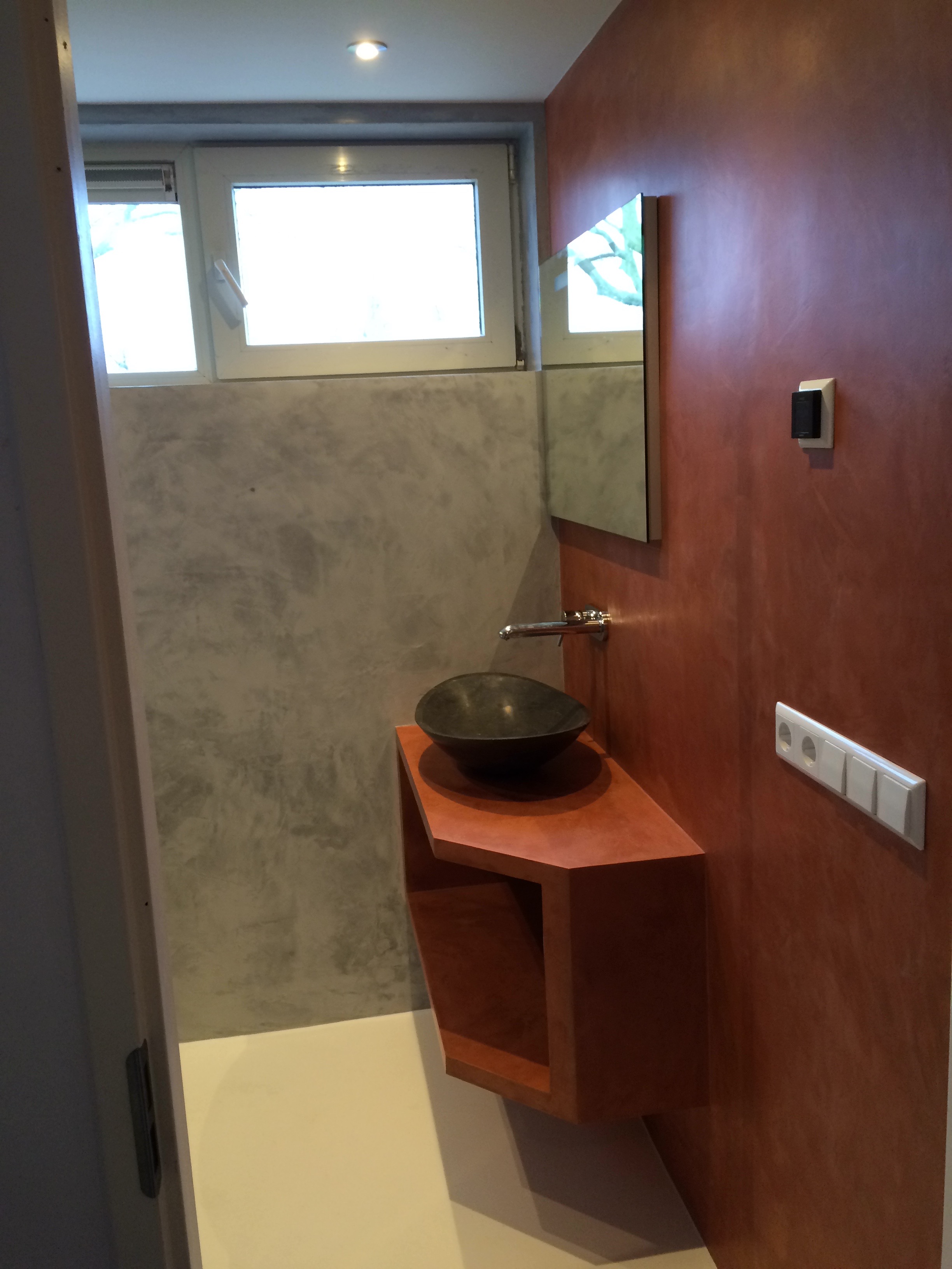 Badkamer met houten elementen/stenen wasbak